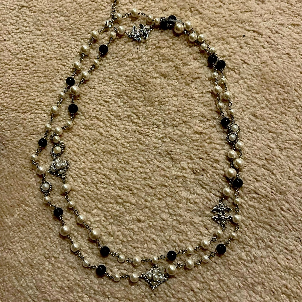 Elegant Black and White Pearl Necklace